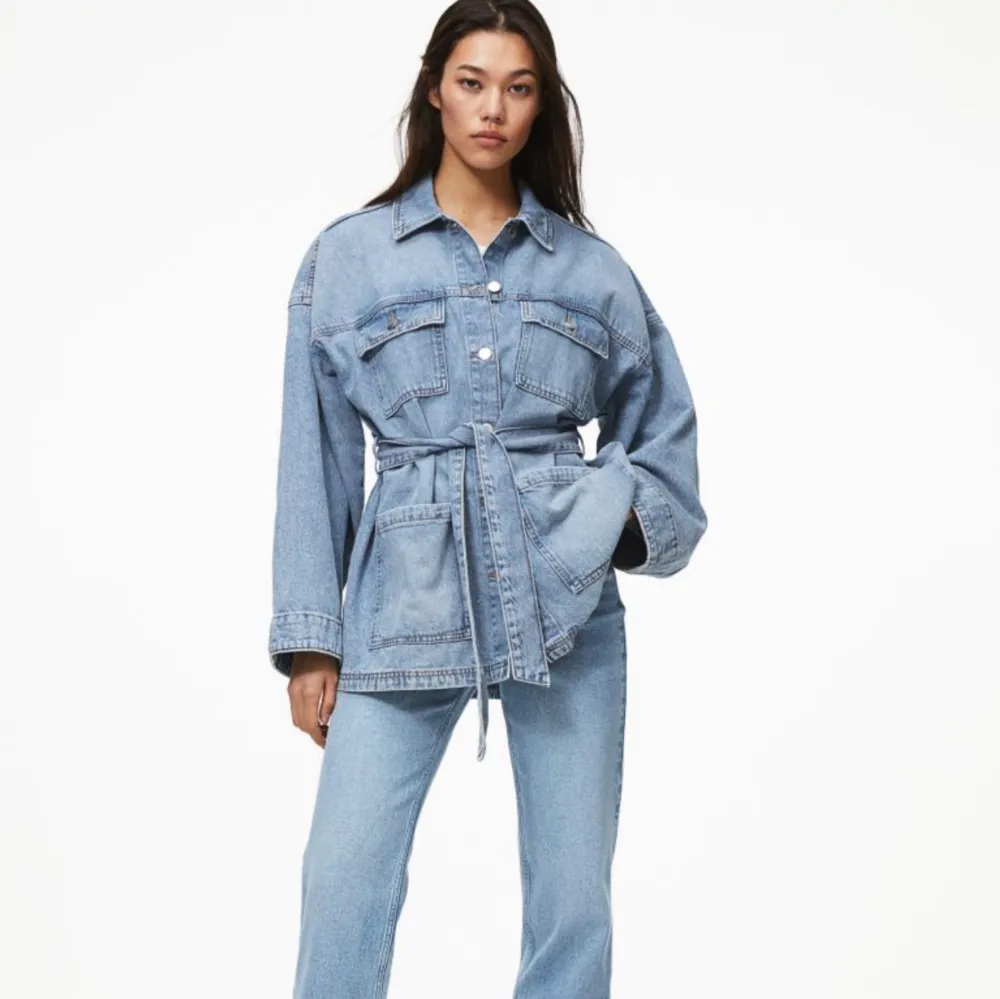 Otroligt snygg jeansjacka / denimjacka från H&M. Använd två gånger, så den är i nyskick, utan anmärkningar. Storlek 34 men oversize och passar även 36. 🌷Perfekt jacka nu till våren! 🌼. Jackor.