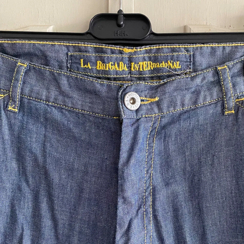 Ljusa vida jeans. Storlek XL men skulle säga att de är ganska små för sin storlek. Så fin och i bra skick men säljer för att den tyvärr inte kommer till användning. Hör gärna av dig om du har några frågor! . Jeans & Byxor.