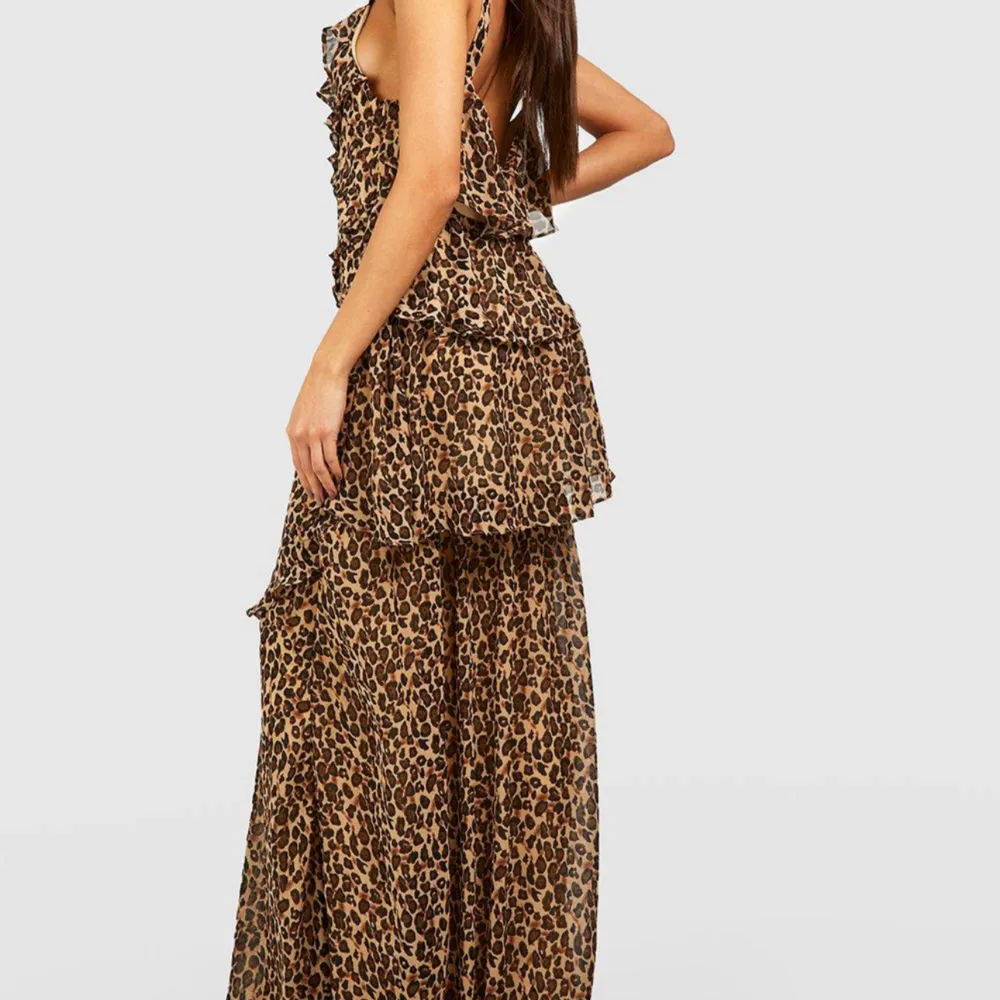 En super snygg leopard klänning ifrån boohoo. Super snygg till sommaren. Aldrig använd. Är 160cm så den är lite lång. . Klänningar.
