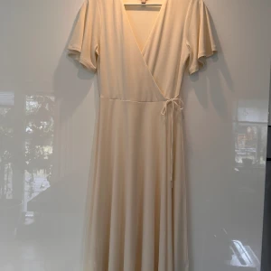 Klänning  - Omlottklänning, använd en gång.  XS men mer som en S i storleken. 