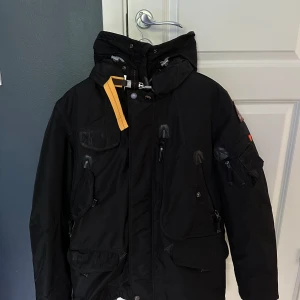 Parajumper Righthand Masterpiece  - Säljer nu min parajumper jacka som hängt i garderoben senaste året. Jackan är i nyskick, använt den mellan 1-3ggr. Inga defekter, 10/10. 