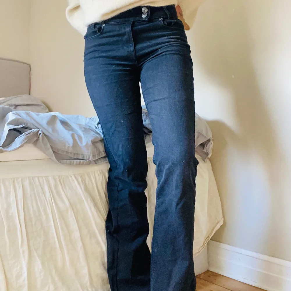 Supersnygga svarta bootcut jeans från Only!! Köpta för ca 2 månader sedan o har använts 1 gång🙏🏼 nypris:499kr. Jeans & Byxor.