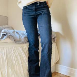 Supersnygga svarta bootcut jeans från Only!! Köpta för ca 2 månader sedan o har använts 1 gång🙏🏼 nypris:499kr