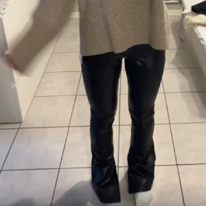 Skinnbyxor - Säljer dessa skinnbyxor i storlek xs från Nelly med slits vid benen💕