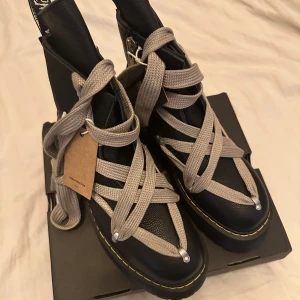 Dr. Martens 1460 Quad Leather Sole Pentagram Wrap Lace Boot - Bilderna är tagen när jag köpt dem. Har bara använt 2 gånger. Dom är som nya!