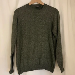 Oscar Jacobson tröja - En tunn stickad tröja från Oscar Jacobson. Extremt sparsamt använd och i en väldigt snygg färg. Köpt för 1200kr vilket är ordinarie pris. Hör av er vid eventuella frågor! (Färgkoden på bilden är fel för just denna tröja)