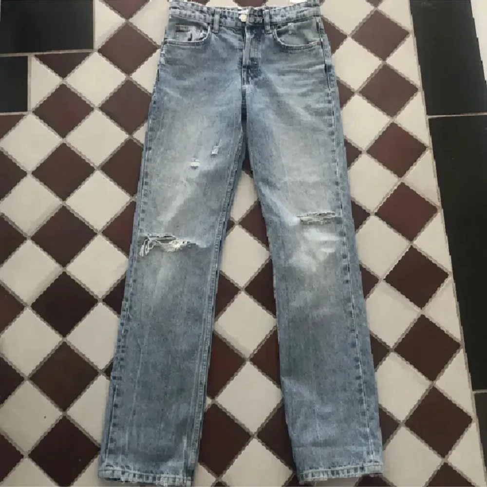 Säljer mina jättefina jeans från zara som aldrig är använda💗. Jeans & Byxor.