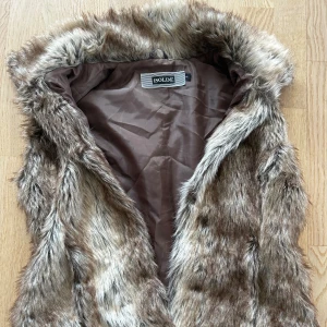 Pälsväst - Snygg pälsväst från Isolde i storlek S, passar på mig som bär storlek S/M🤍 Fint skick utan defekter, skriv för funderingar! :) 