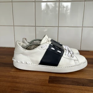 Valentino skor - Jag säljer dessa väldigt använda skorna i storlek 43. Skorna är använda och det syns mer inuti skon. Men de ser bra ut utanpå. Här ej äktshets bevis men är säker på att dem är äkta. Det ingår även orgiginl skosnören till skorna    