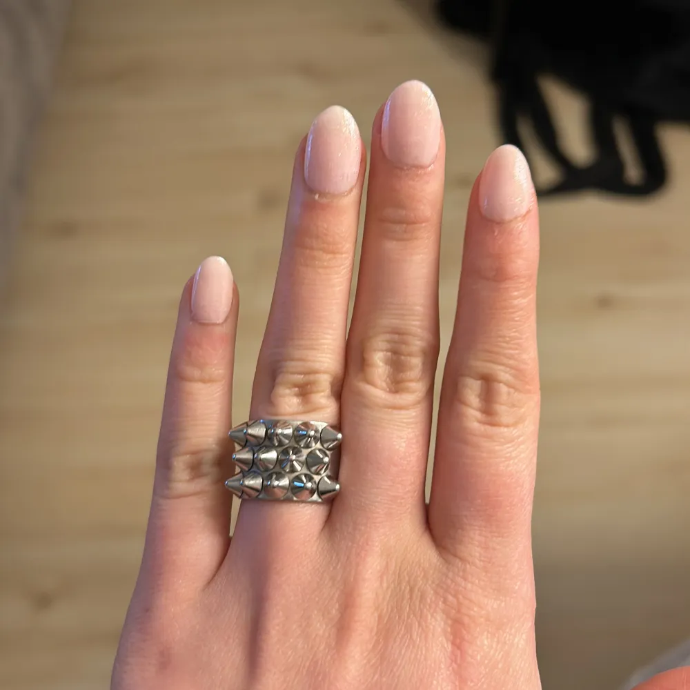 Edblad peak ringen som är populär. Inga defekter. Storleken är M eller 17.5🎀. Accessoarer.