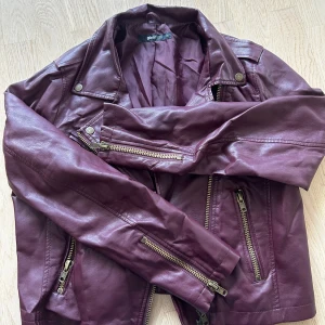 Jacka från Gina Tricot - Snygg jacka från Gina Tricot i vinröd färg🤍 lite sliten i kragen men annars jättefint skick! Storlek 42 (M) och passar mig som vanligtvis bär storlek S/M🤍 Skriv för funderingar :) Pris går att diskutera!