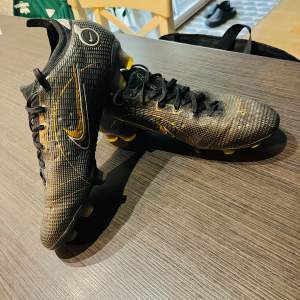 Nike mercurial vapor 14 elite fg! Säljer mina fotbollsskor i storlek 39! Skorna är i mycket bra skick utan några defekter. Har ni några frågor är det bara att fråga. Kolla gärna in mina andra annonser!!!