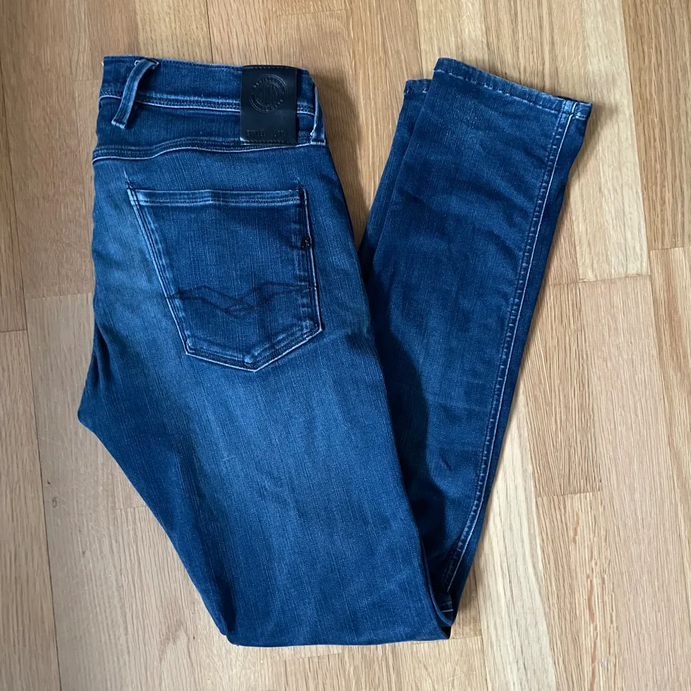 Ett par riktigt snygga Replay jeans i väldigt bra skick. Ny priset är runt 1600 mitt pris 499, pris kan diskuteras! Fler feta jeans finns i profilen!. Jeans & Byxor.