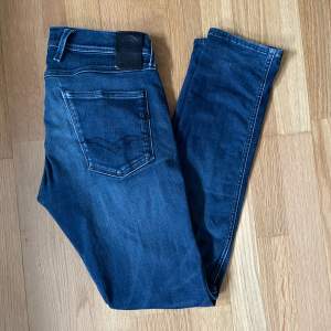 Ett par riktigt snygga Replay jeans i väldigt bra skick. Ny priset är runt 1600 mitt pris 499, pris kan diskuteras! Fler feta jeans finns i profilen!