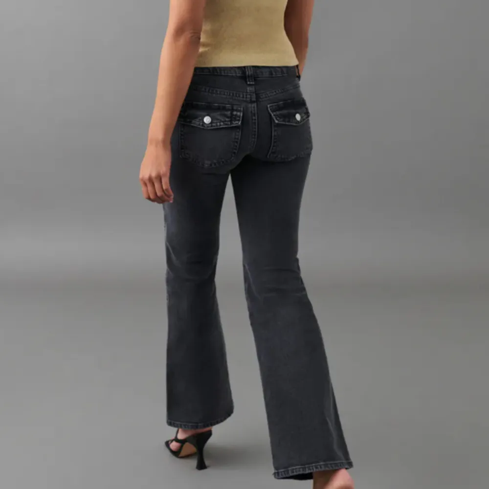 Jättesnygga lågmidjade bootcut y2k jeans från Gina Tricot i strl 32. Knappt använda. Innerbenslängd: 73cm, Midjemått 33cm Nypris 500kr. Jeans & Byxor.