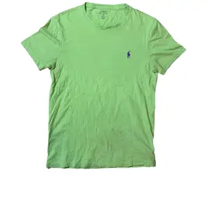 En Grön Ralph Lauren T shirt i storlek S men passar även M inga defekter eller fläckar skriv gärna om ni har några ytterligare frågor🤳🏼🧎🏻