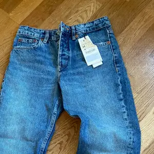 Perfeka zara jeans som tyvärr var för små. Lappen kvar så aldrig använda. Det är de vanliga mid waist straight jeansen från zara. Väldigt 90s känsla. 