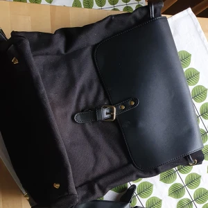 Ryggsäck och necessär gaston luga - Superfint skick ej använt. Vganskt läder nypris 1200