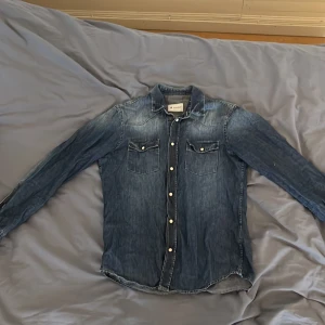 Dondup jeansskjorta - Använd men i gott skick strl S. Nypris över 2500