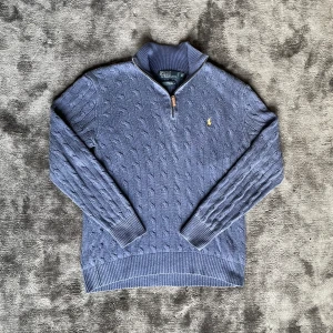 Ralph Lauren halfzip  - Säljer min superfina Ralph lauren tröja i storlek M. Den är ljus blå med gul häst och kabelstickad mönster. Väldigt najs för sommarkvällar. Kolla måtten innan köp och jämför med tröja hemma för det är säkrast:)