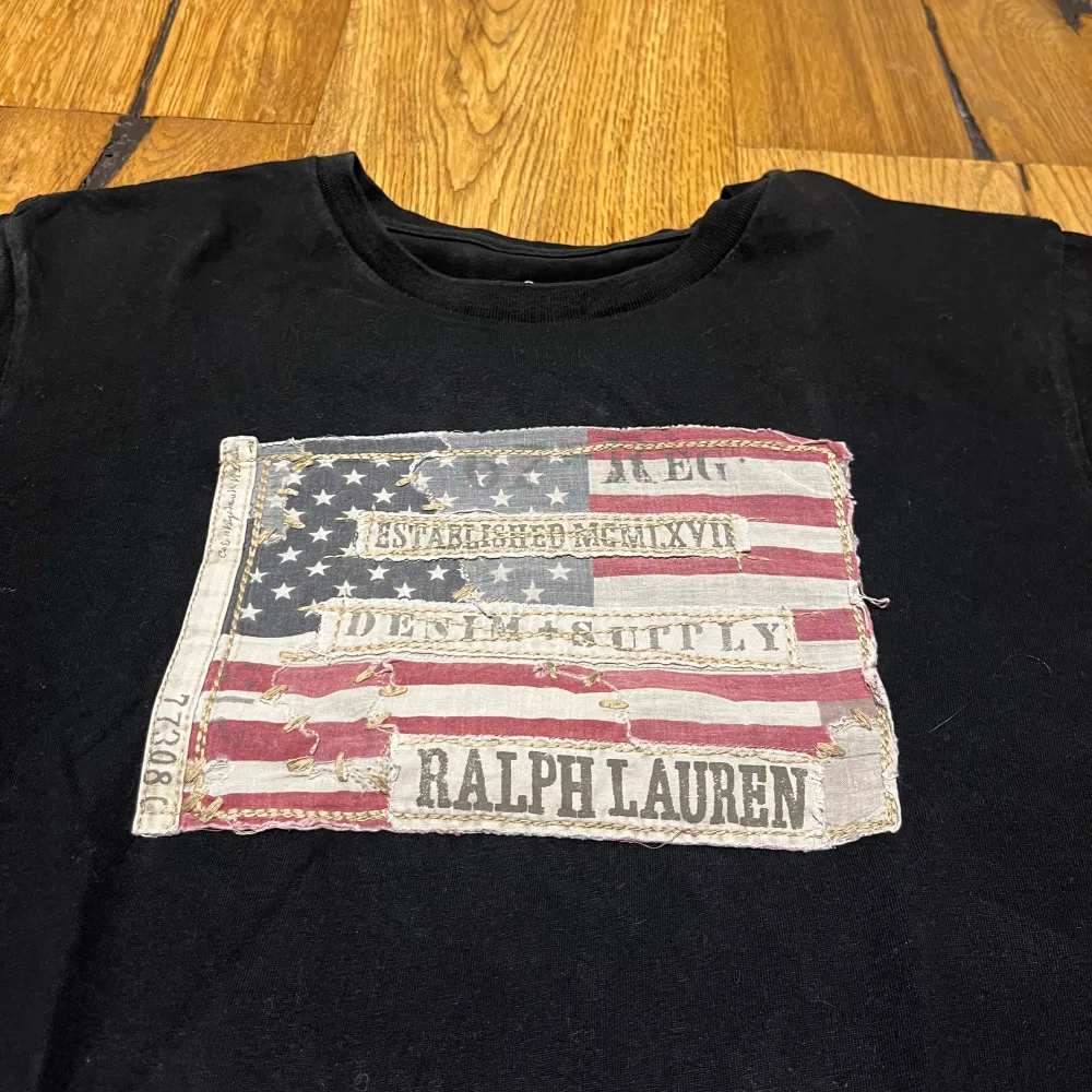 Sjukt fet ralph lauren tshirt med tryck, perfekt för sommaren. Fint skick förutom att den kan verka en aning blekt/urtvättad på vissa ställen men inget man tänker på. Storlek S, passar även M. Hör av er vid frågor!. T-shirts.