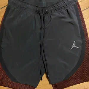 Jordan basketshorts  - Basketshorts med ribbade sidor Strl M men passar även S Bra skick Byta/betalning