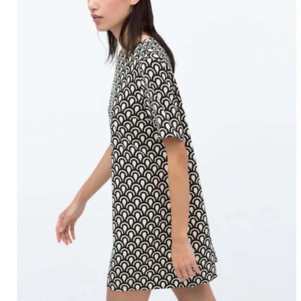  En  svart och vit kort klänning. Använd några ggr, inga anmärkningar 🌸märke: Zara 🌸storlek: M 🌸material: har tyvärr klippt bort lappen men gissar på polyester . Klänningar.