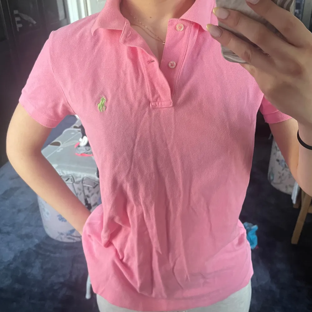 Tröja från Polo Ralph Lauren i rosa o grön. Använd 1-2 gånger endast så nyskick.. Toppar.