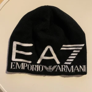 Ea7 Armani mössa - Använd fåtal gånger👍🏼 Bra skick👍🏼
