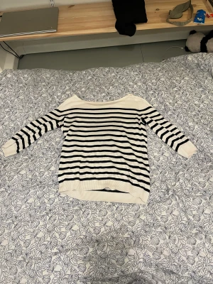 Rutig Lindex tröja - Lindex tröja. Andvänds få gånger. Jättebra skick. Kortärmad 