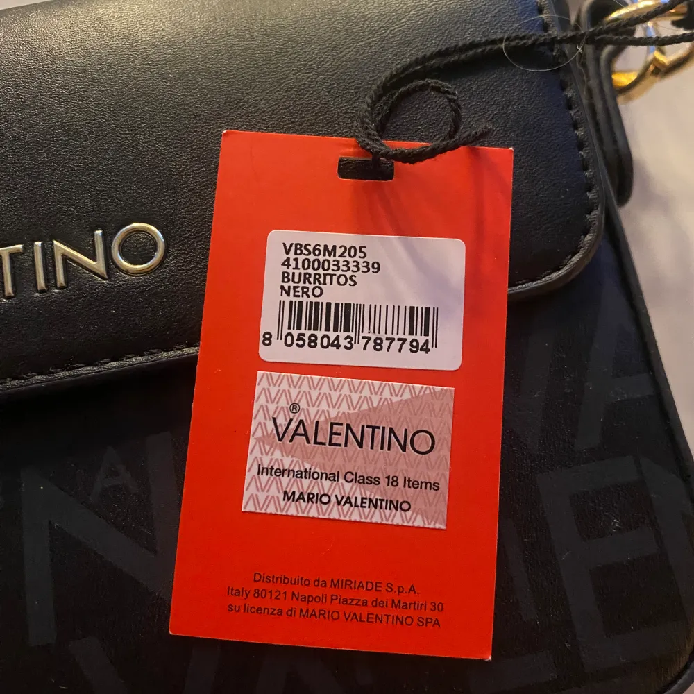 Säljer denna supersnygga och stilrena handväskan från märket ”valentino bags” då den tyvärr inte kommer till användning. Passar till alla outfits!! Ett kortare och ett längre axelband. Passar utmärkt till bal/studenten!! Köpt för 1 250kr på zalando. Väskor.