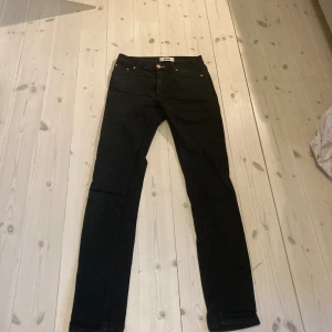 Acne jeans -  Det här är ett par fina jeans som knappt är använda. Perfekta till våren och kallare sommardagar. Kvaliten är bra och det finns inga slitningar på jeansen. Modell: flex s wet black Nypris:3500kr