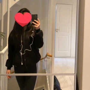 Svart oversized kofta - Säljer min svarta oversizade kofta då jag inte längre använder den! Nypris 179kr. Hör av dig om du undrar över något🖤