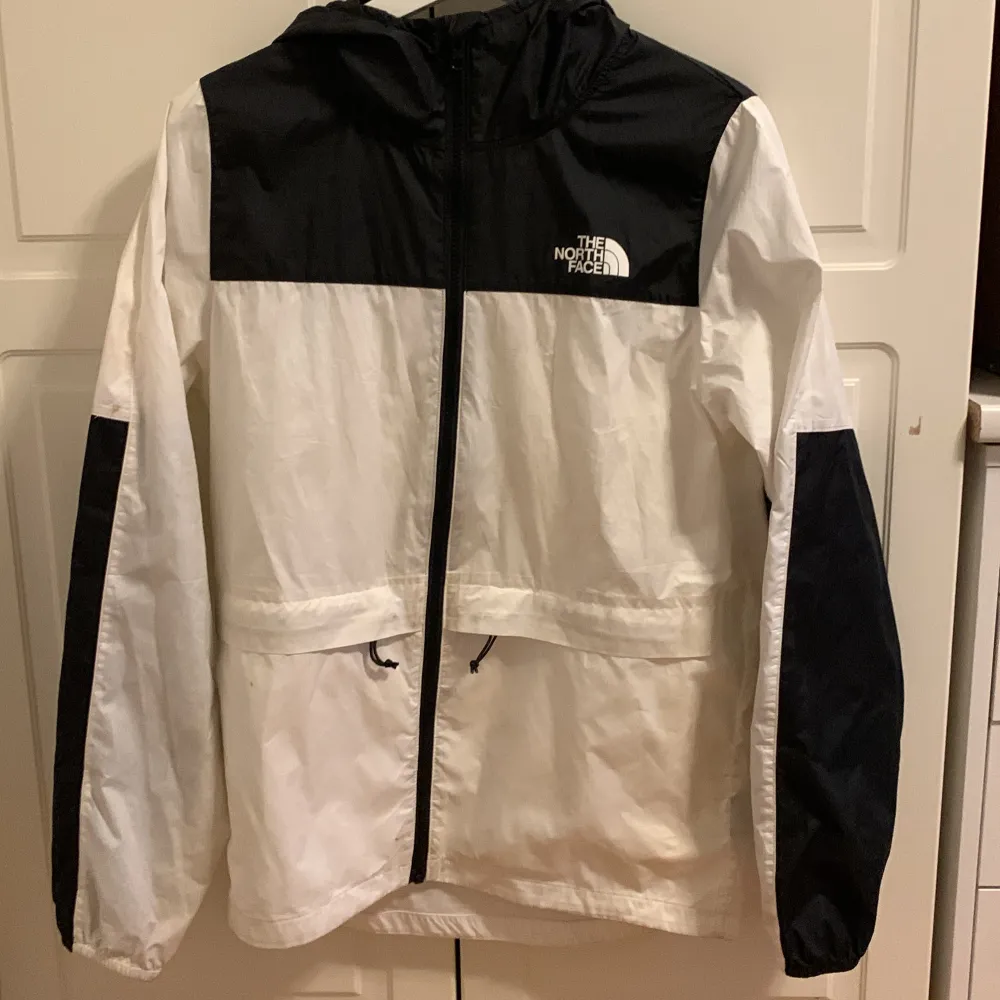 Säljer denna snygga north face windbreaker pga att jag inte använder den längre. Jackor.