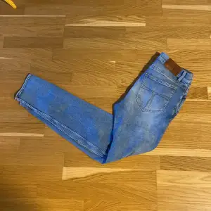 Säljer Tiger of Sweden slim fit jeans i modellen ”Evolve”, storlek 32/34. 9/10 skick. Nypris: 1700kr, Vårt pris: 349kr