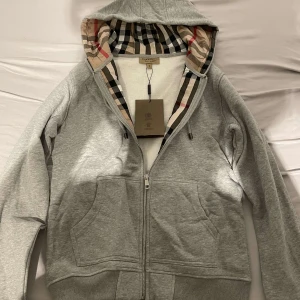 Burberry kofta - Helt oanvänd storlek M priset kan diskuteras vid snabb affär