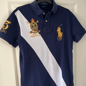 Ralph Lauren Piké  - Riktigt fräsch Raulph Lauren piké i storlek S. Knappt använd så riktigt bra skick och schyssta detaljer. Grymt skön nu när det börjar bli lite varmare!  Tveka inte på att fråga om du har några funderingar!