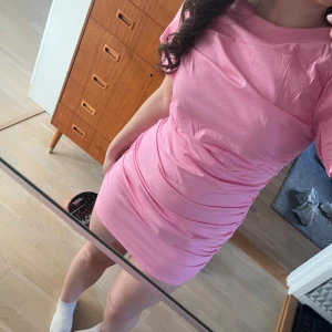 Rosa klänning  - Superfint rosa klänning från Nelly! Helt oanvänd, bara testad!💕Pris kan diskuteras! 