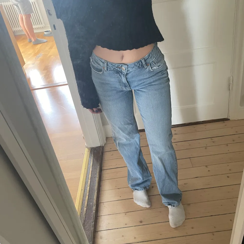 Jeans från bikbok i modellen mid wide i storlek 27 längd 30 (passar mig som brukar ha storlek 36). Knappt använda . Jeans & Byxor.