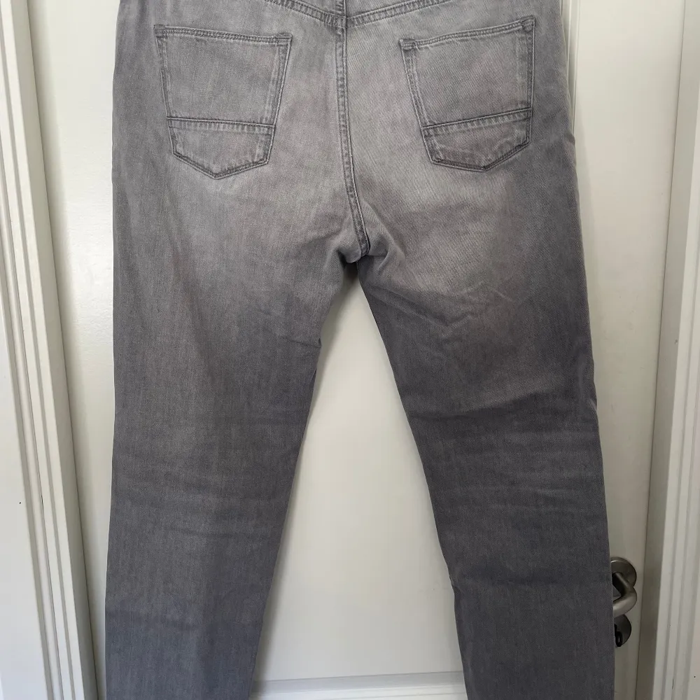 Säljer mina gråa Massimo dutti jeans i tapered fit. Jeansen är i bra skick då de endast används ett fåtal gånger. Skriv om du vill ha fler bilder eller har frågor. Köptes för 700. Jeans & Byxor.