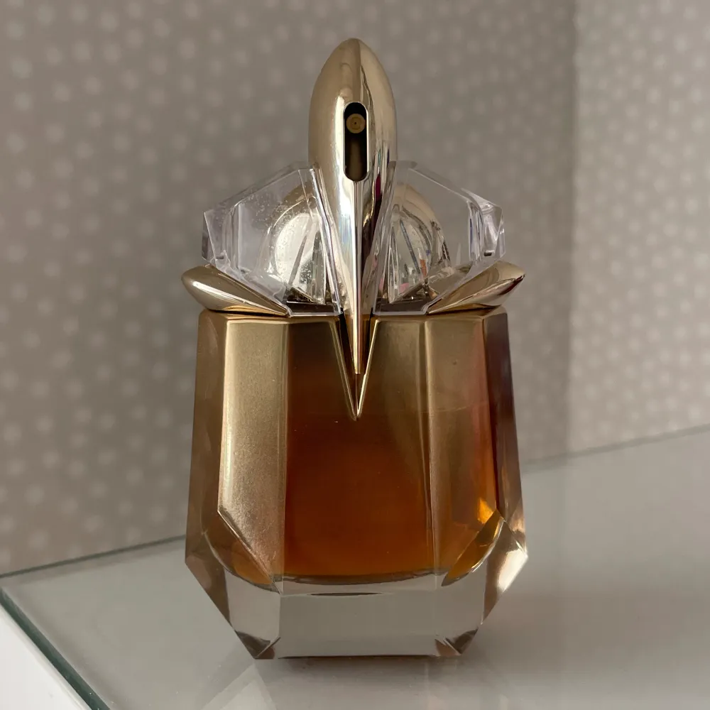 Mugler Alien goddess intense parfym, man ser på bilden hur mkt det är kvar, nypris va 820kr säljer för 350kr. Övrigt.