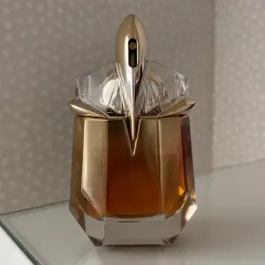 Mugler Alien goddess intense parfym, man ser på bilden hur mkt det är kvar, nypris va 820kr säljer för 350kr