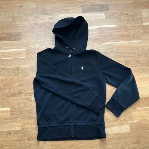 Polo Ralph lauren zip hoodie  - Tja, säljer min polo Ralph lauren zip hoodie för att den har blivit förliten. Skick 8/10 stl 164. 