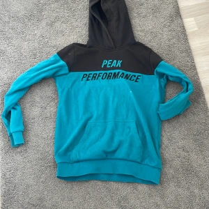 Peak performance  - Den här tröjan är jätte fint skick typ som ny den har en liten fläck på magen där 
