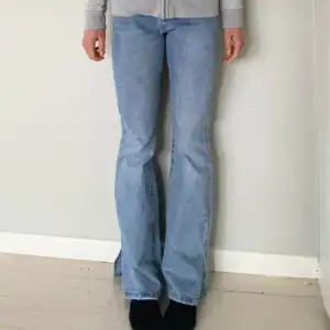 säljer dessa jättesnygga bootcut jeans! De är så bekväma och jättefin färg med slits nere på benen. Nypris omkring 500 kr, mitt pris:200 kr. Superfint skick och inga defekter. Hör av er vid frågor om mått osv.