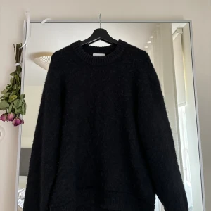 Mörkblå stickad tröja - Superfin mörkblå stickad tröja i storlek XS! Sparsamt använd. Nypris 800kr säljer för 200kr. Priset går att diskutera, bara att höra av er!💙