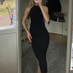 Klänning - supersnygg midiklänning fråm Bershka 🤩