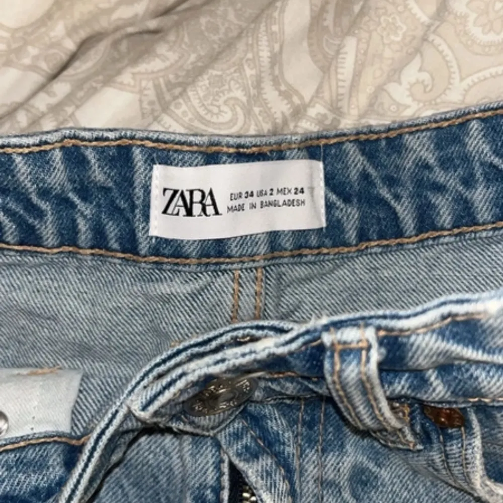 Jeansshorts från Zara. Aldrig använda så precis som nya. Säljer då de ja tycker dom är lite för stora. Storlek 34. Shorts.