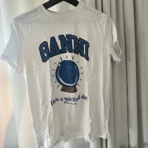 Ganni t-shirt - Superfin ganni t-shirt perfekt till vår/sommar, har bara använt några gånger så den är i nyskick💙