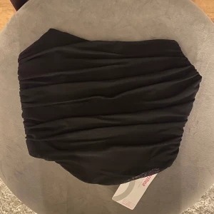 Topp - Korsett topp svart med dragkedja i ryggen 